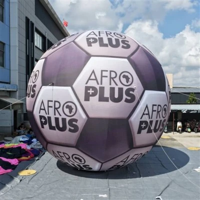 Pielāgota milzu piepūšamā futbola bumba